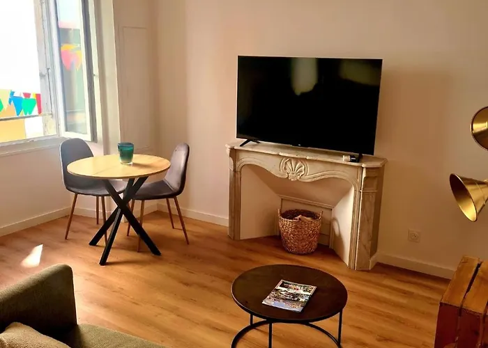 T2 Centre Apartment *